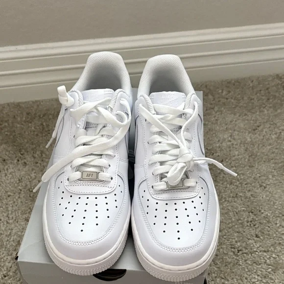 Brand New Stylish White Nike Sneakers- Women's - Picture 2 of 7